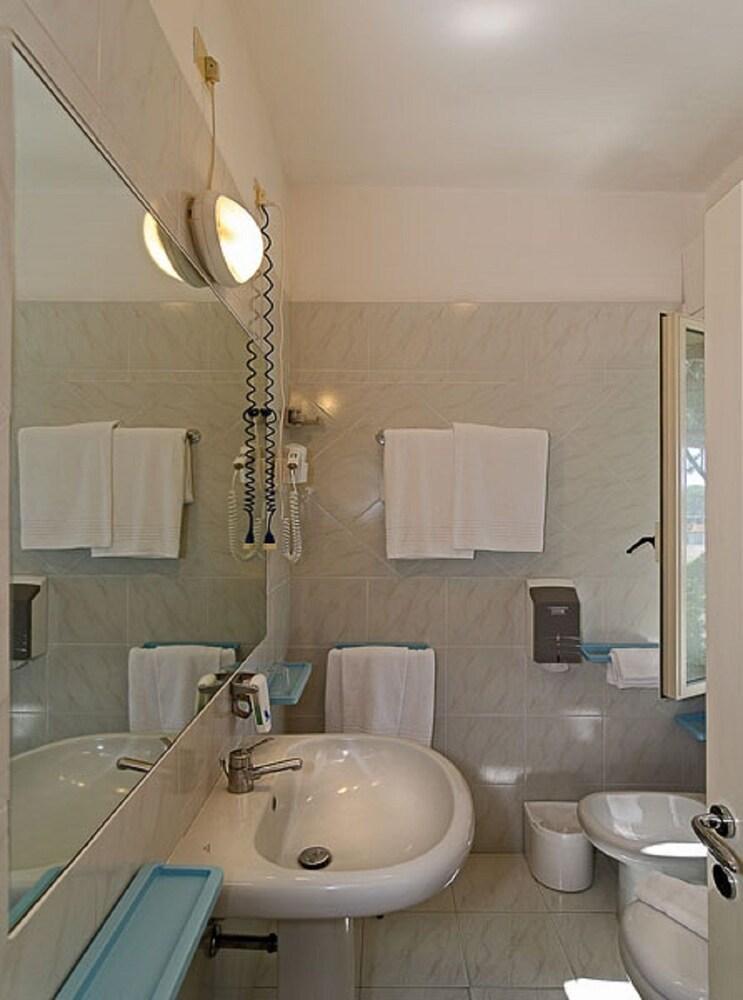 Hotel Le Ginestre Lido di Camaiore Extérieur photo